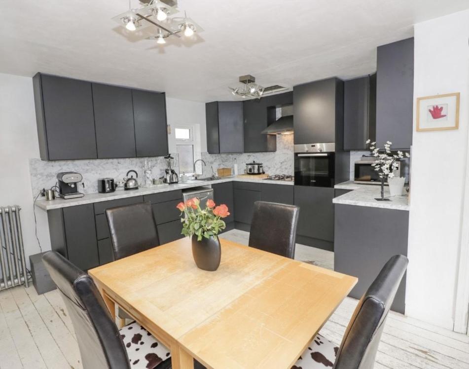 Lovely Comfortable 3 Bed Home, Вустер Екстер'єр фото